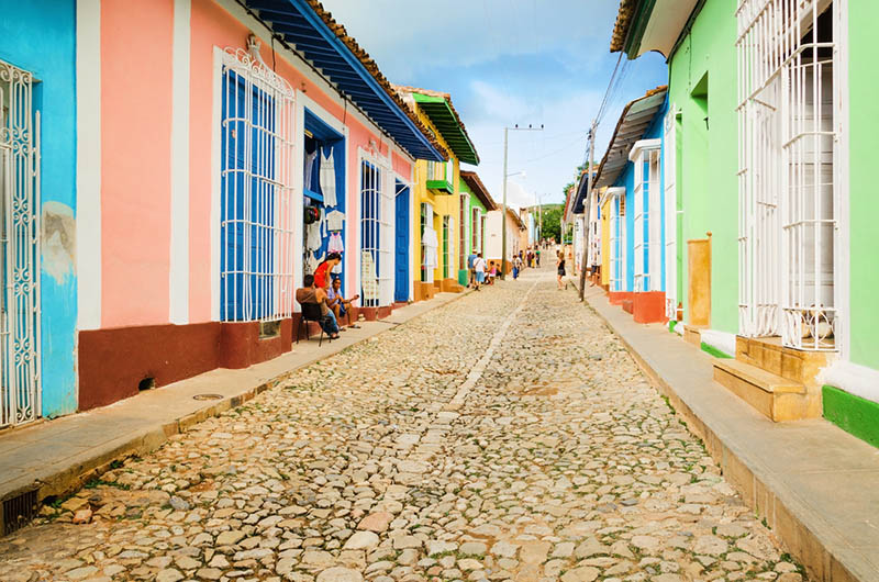 07 Casas coloniales muy coloridas y calle de adoquines en Cuba