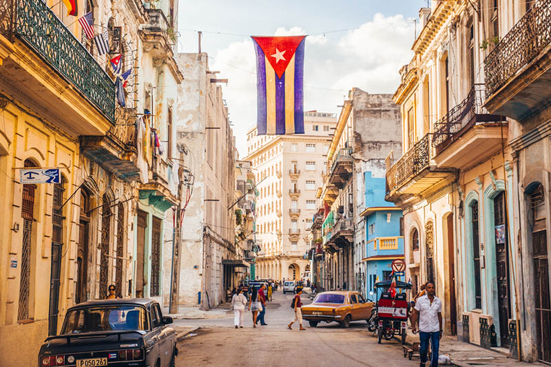 01 Calle de Centro Habana con una bandera cubana colgada