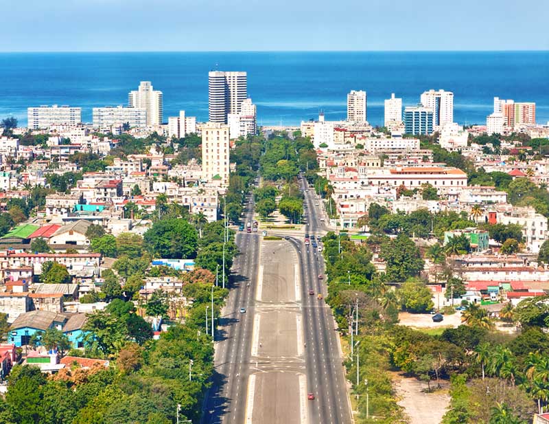 05 La calle Paseo del Vedado Cuba vista desde arriba con la bahía de La Habana al fondo