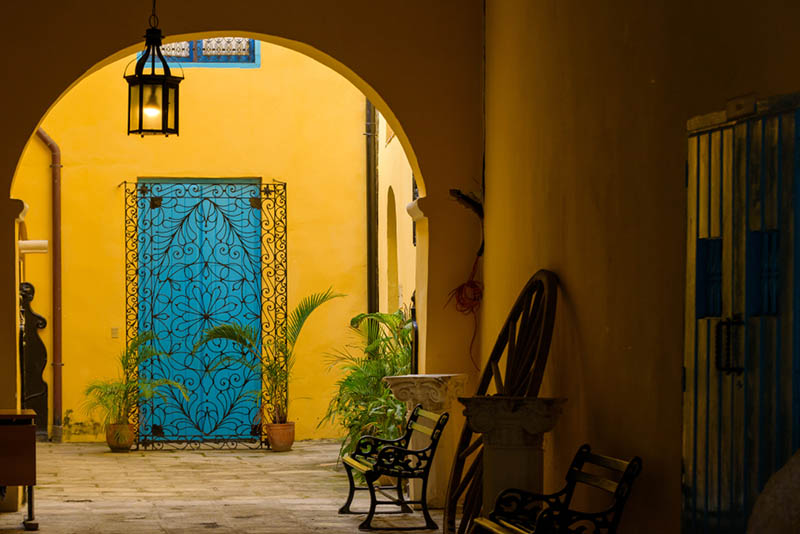 06 Vista interior de una casa colonial cubana con puertas en azul y paredes en amarillo-naranja complementario