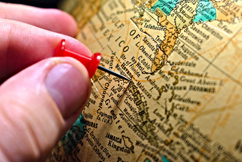 09 Una mano coloca una tachuela para marcar La Habana en un mapa