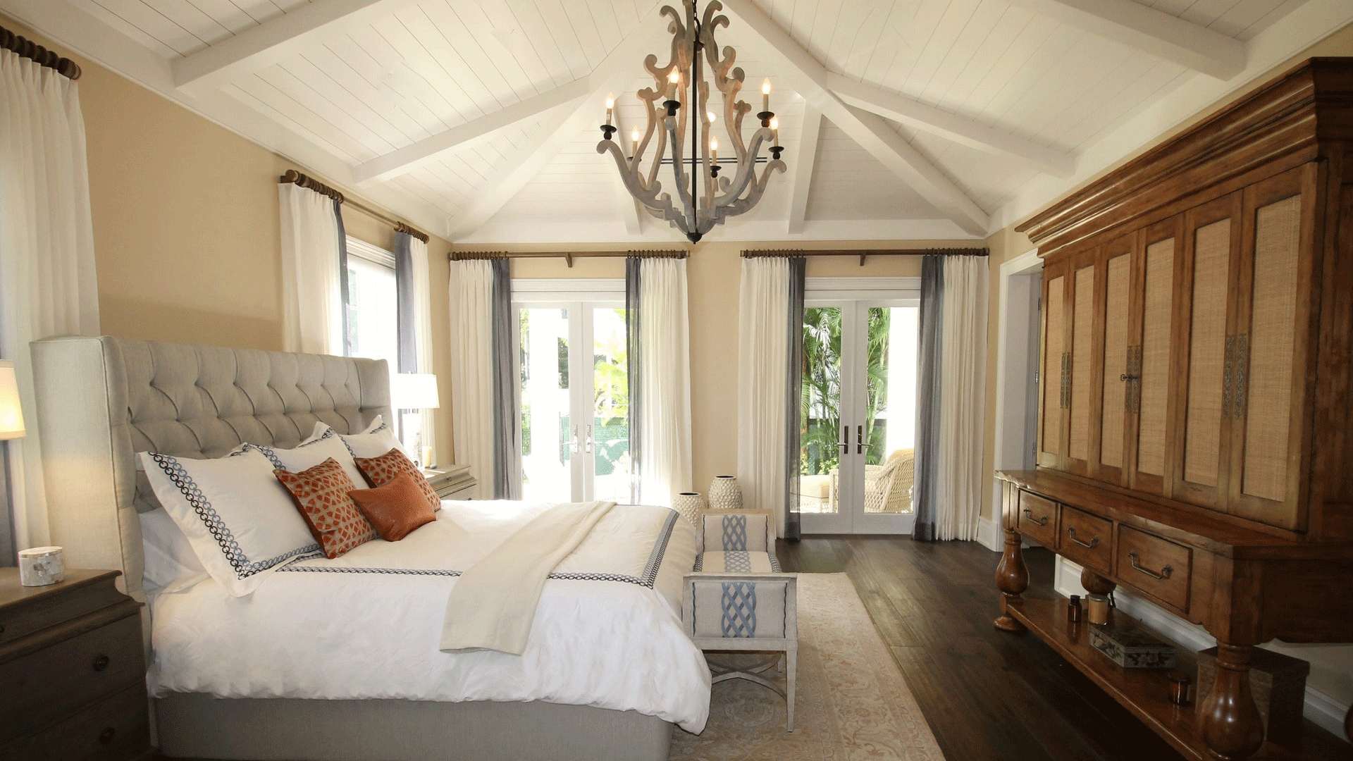 09 Dormitorio decorado al estilo vintage con techo de vigas de madera pintada