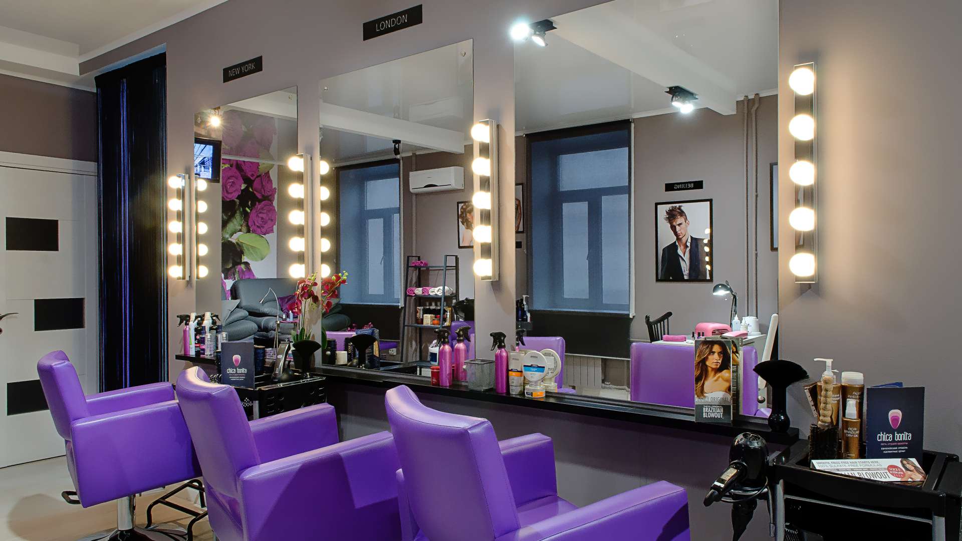 11 Salon de belleza moderno con muebles de color violeta intenso