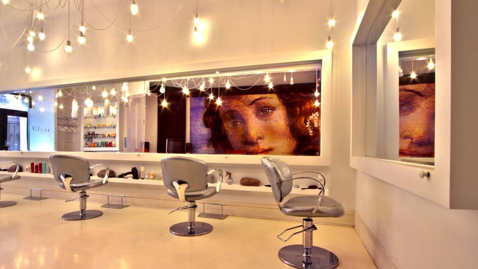 14 Moderno salon de belleza bien iluminado y decorado con el rostro de la Venus de Botticelli