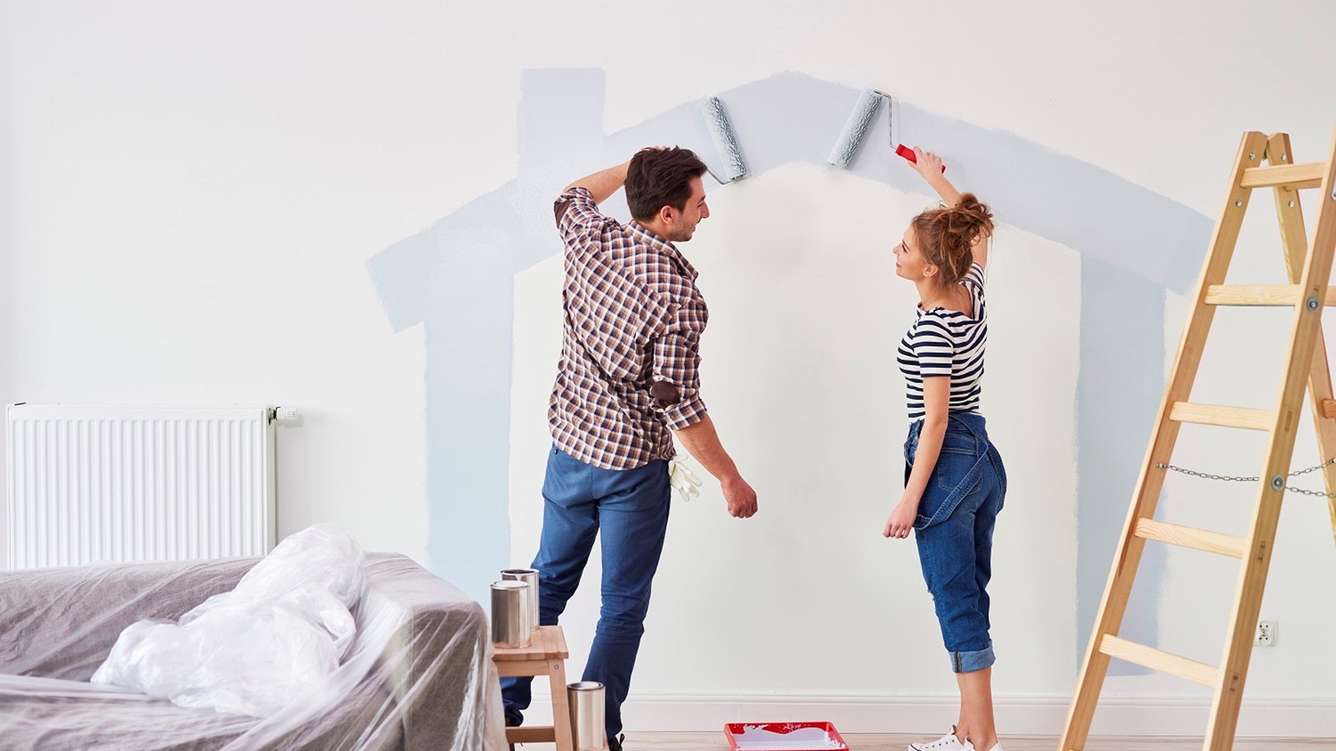 15 Concepto de una pareja joven imaginando como va a ser la decoracion de su hogar
