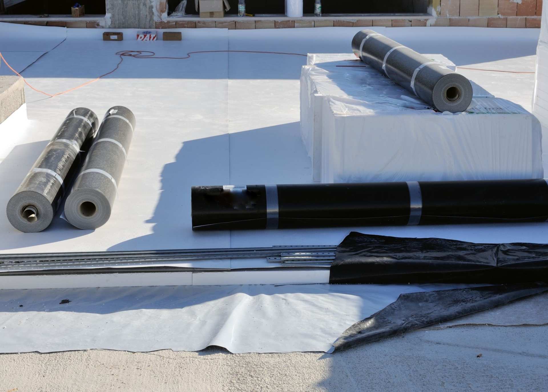 Como aislar un techo del calor_Materiales utilizados para aislar el techo de una casa_Poliestireno, polietileno y PVC