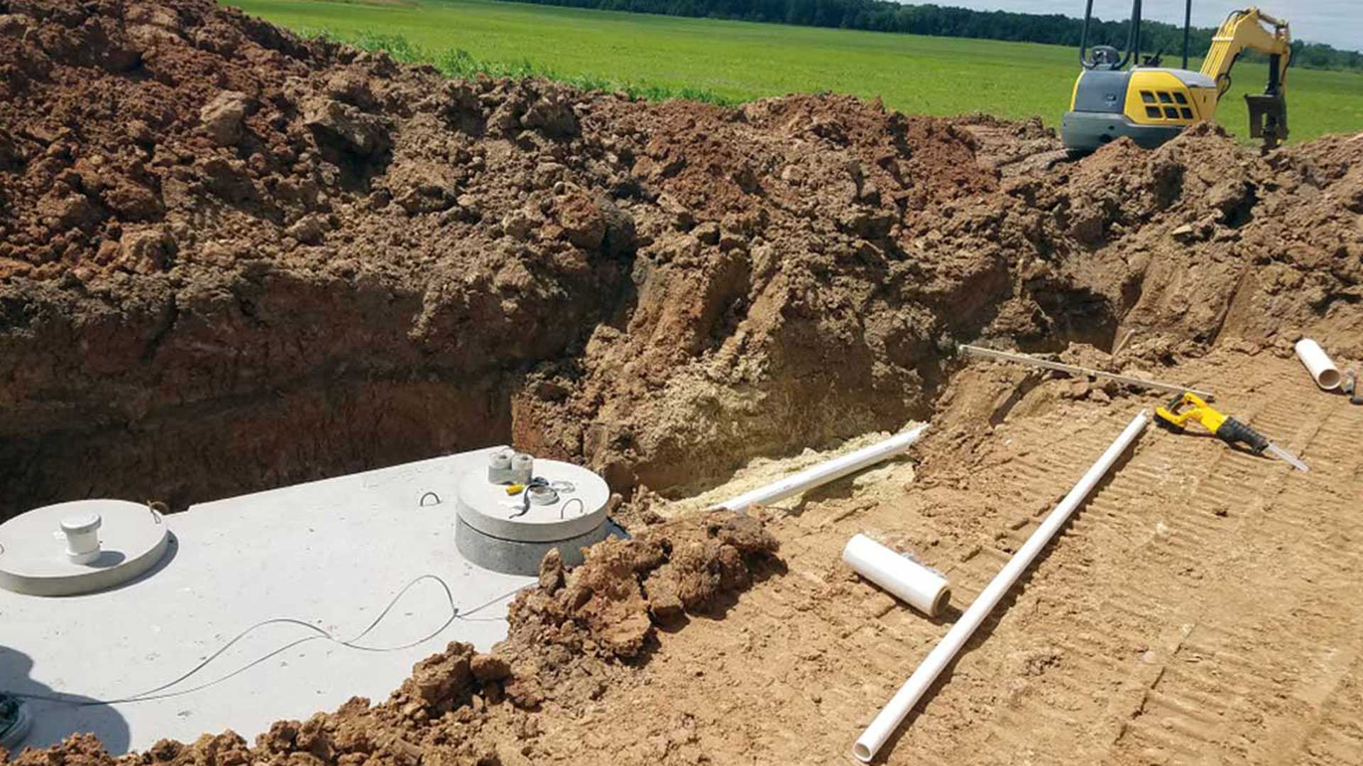 Como construir una fosa séptica_Fosa septica de prefabricado colocada en un hueco para instalacion