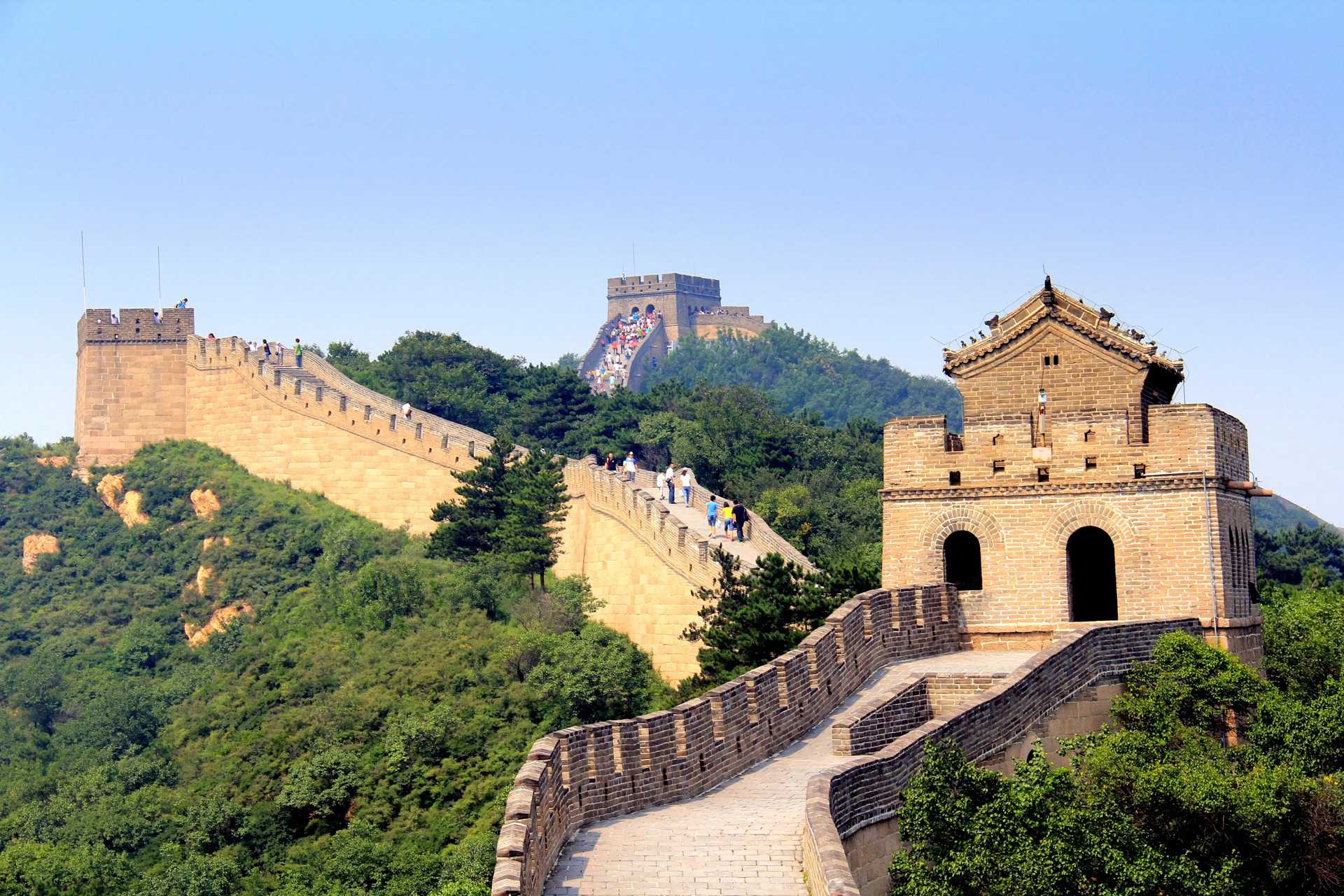  Vista panoramica de la Gran Muralla china_Ejemplo de sistema contructivo tradicional militar en base a piedra y ladrillo