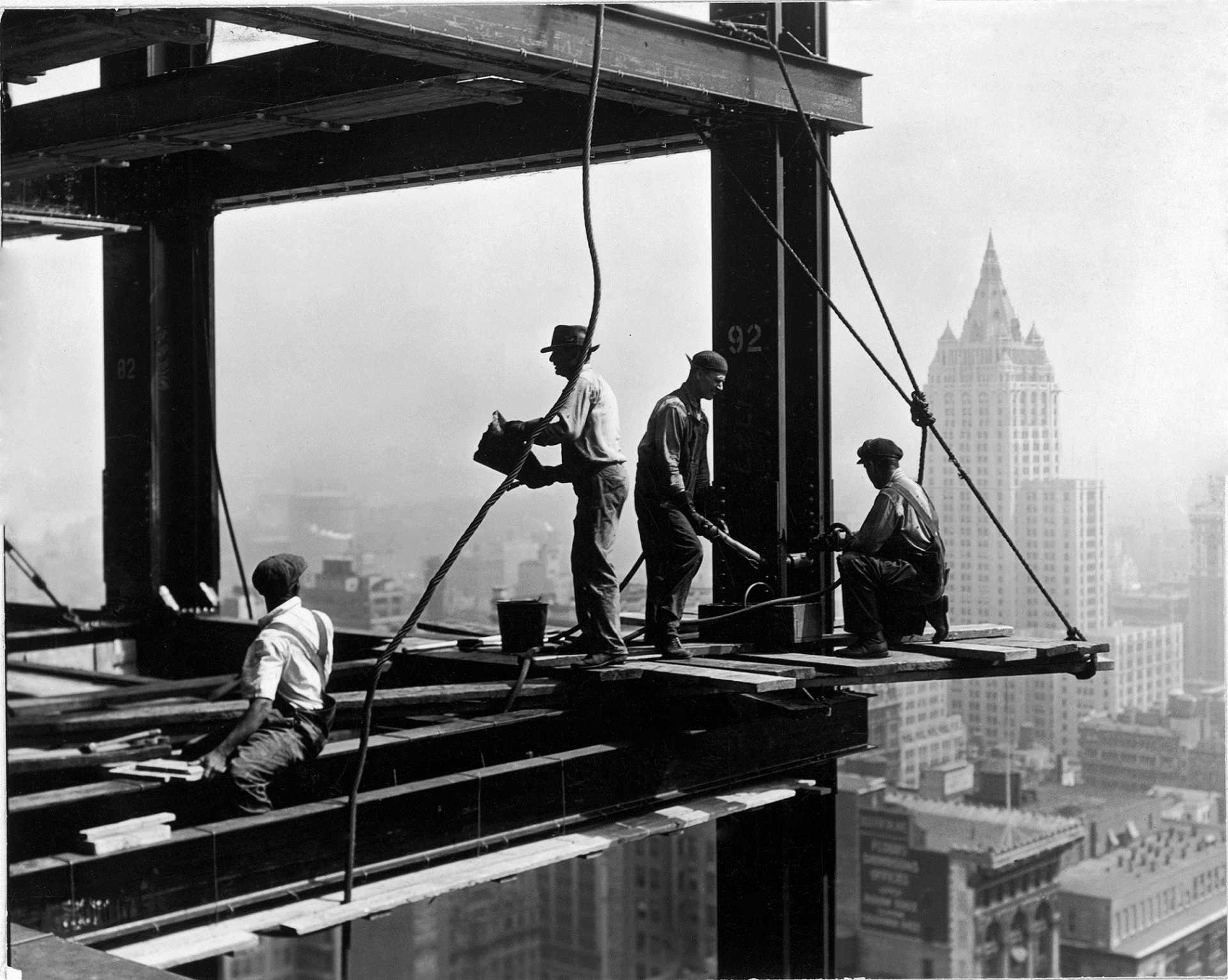 Sistemas constructivos modernos_Entramado de acero durante la construccion del Empire State Building, New York, 1931