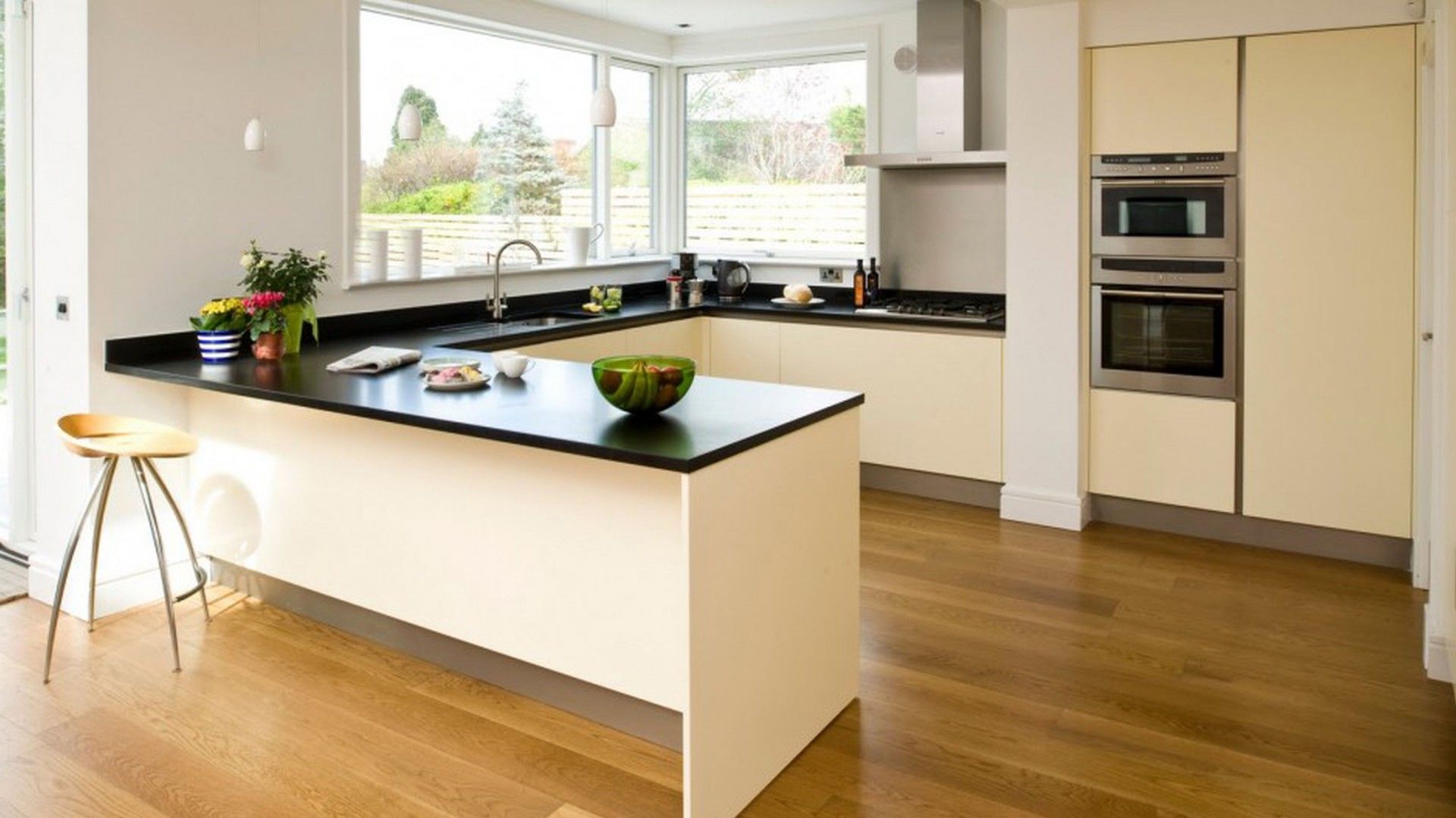  Cocina con suelo de madera decorada al estilo minimalista