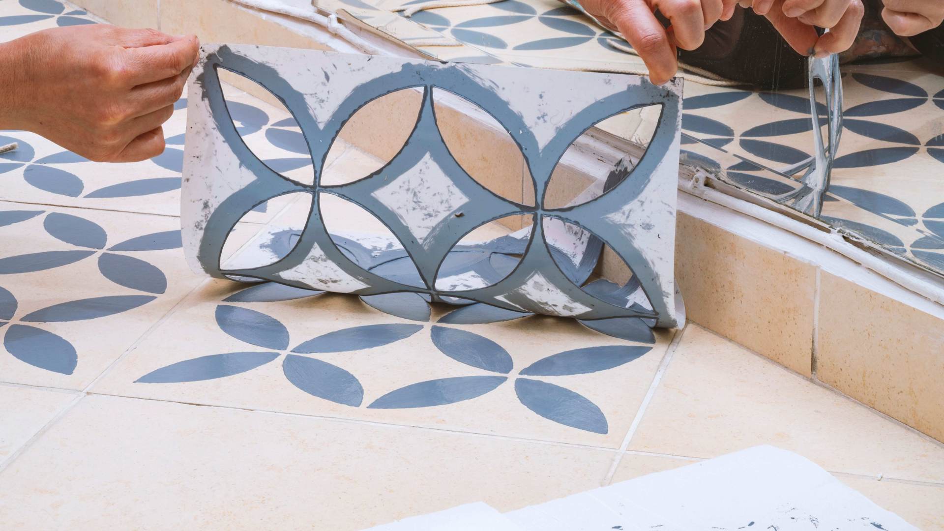 Como pintar un suelo ceramico interior_Estampando un suelo ceramico usando plantilla o estencil