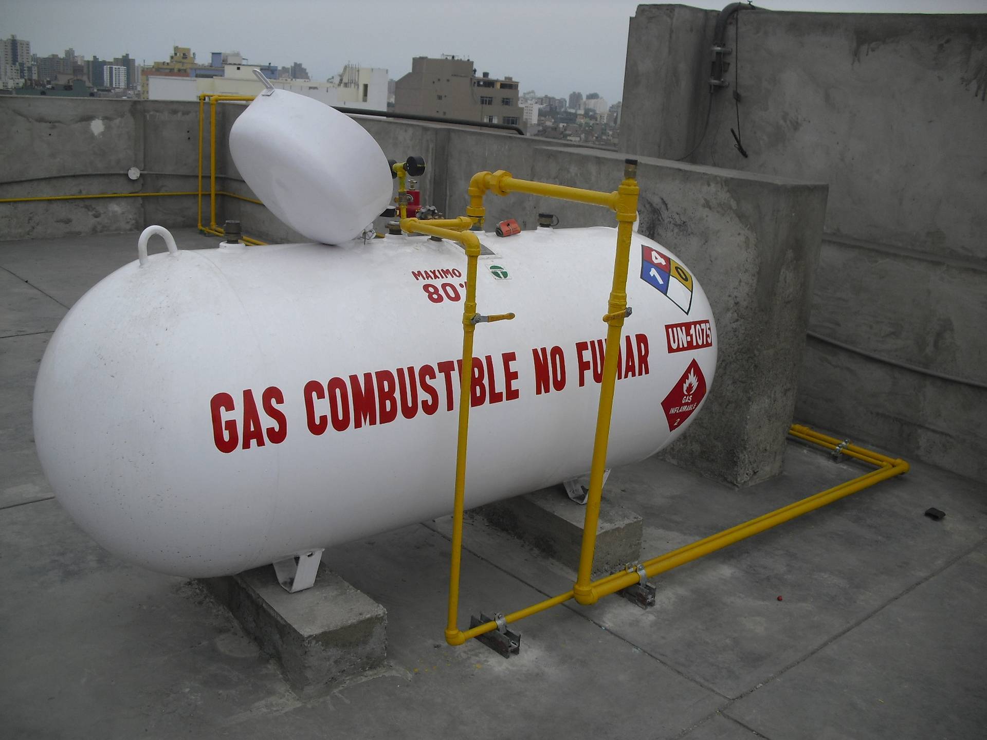 Gran cilindro de gas LP instalado en una azotea