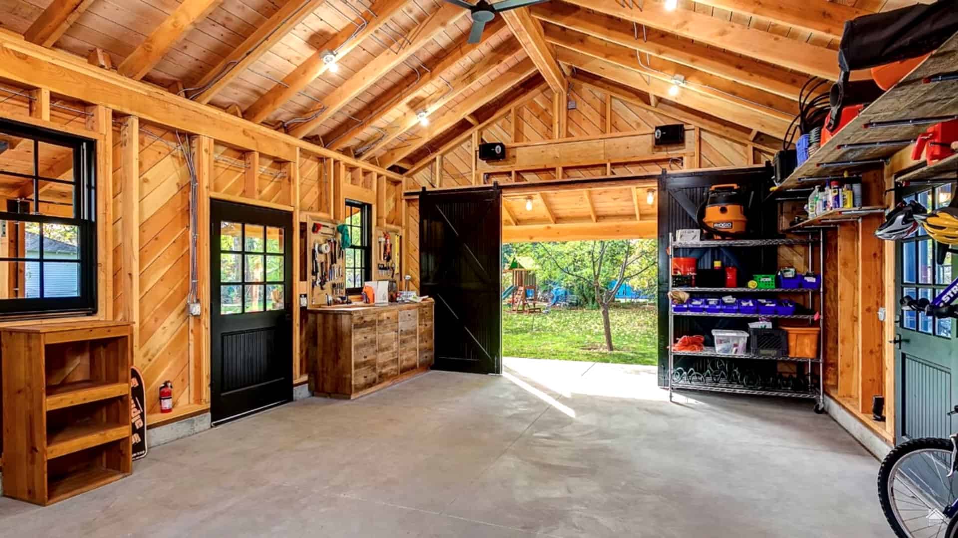 02 Un garaje con contrapiso reciente y fabricado completamente en madera con techo a dos aguas