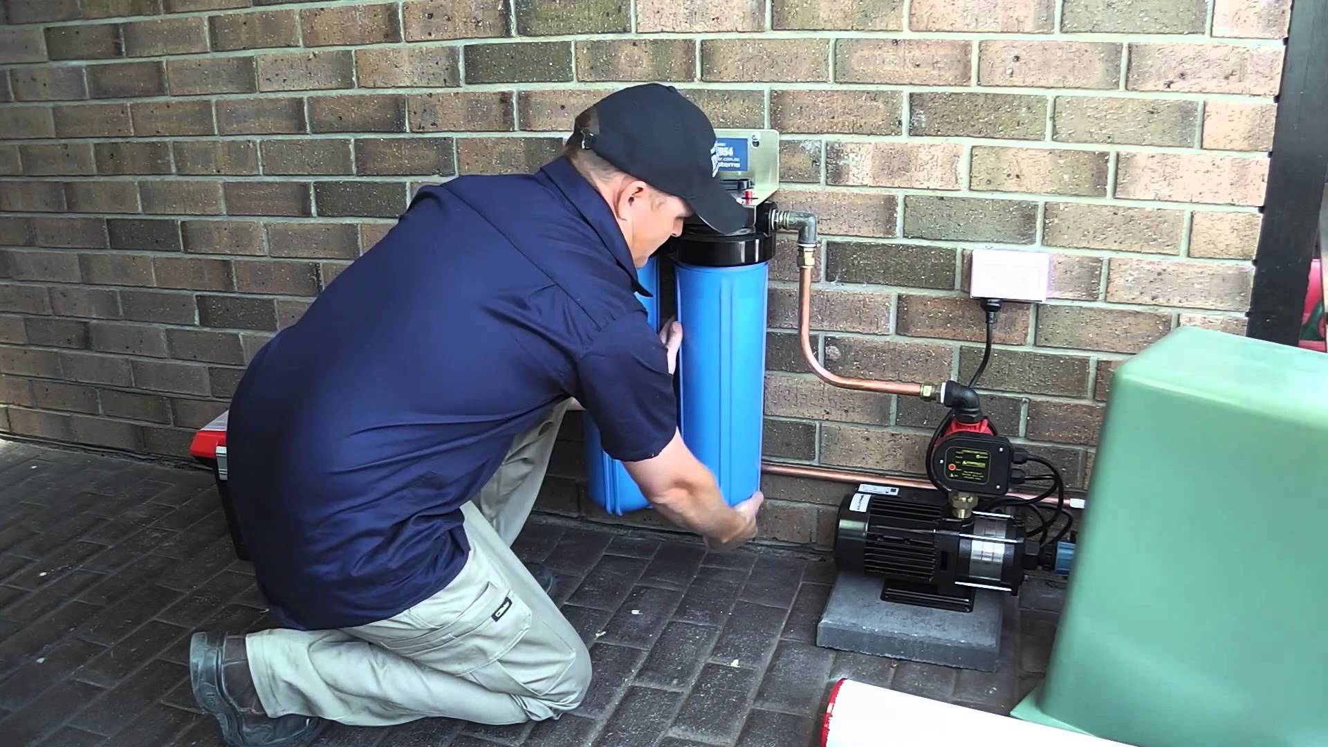 02 Un hombre realizando la instalacion de una bomba de agua