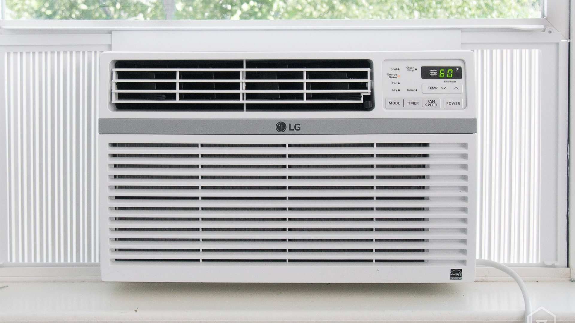 03 Un aire acondicionado modelo de ventana marca LG de color blanco