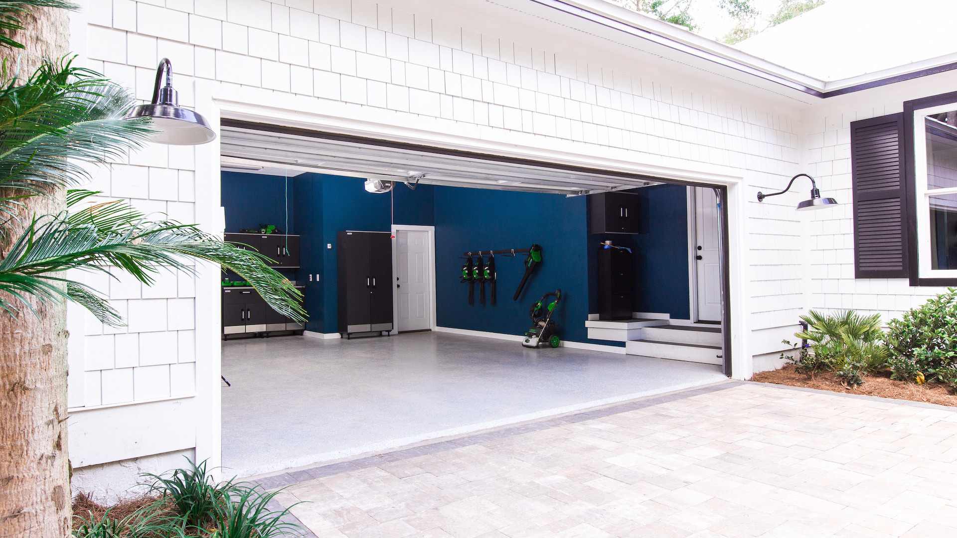 03 Un suelo de garaje ligeramente más alto que el exterior con una breve pendiente