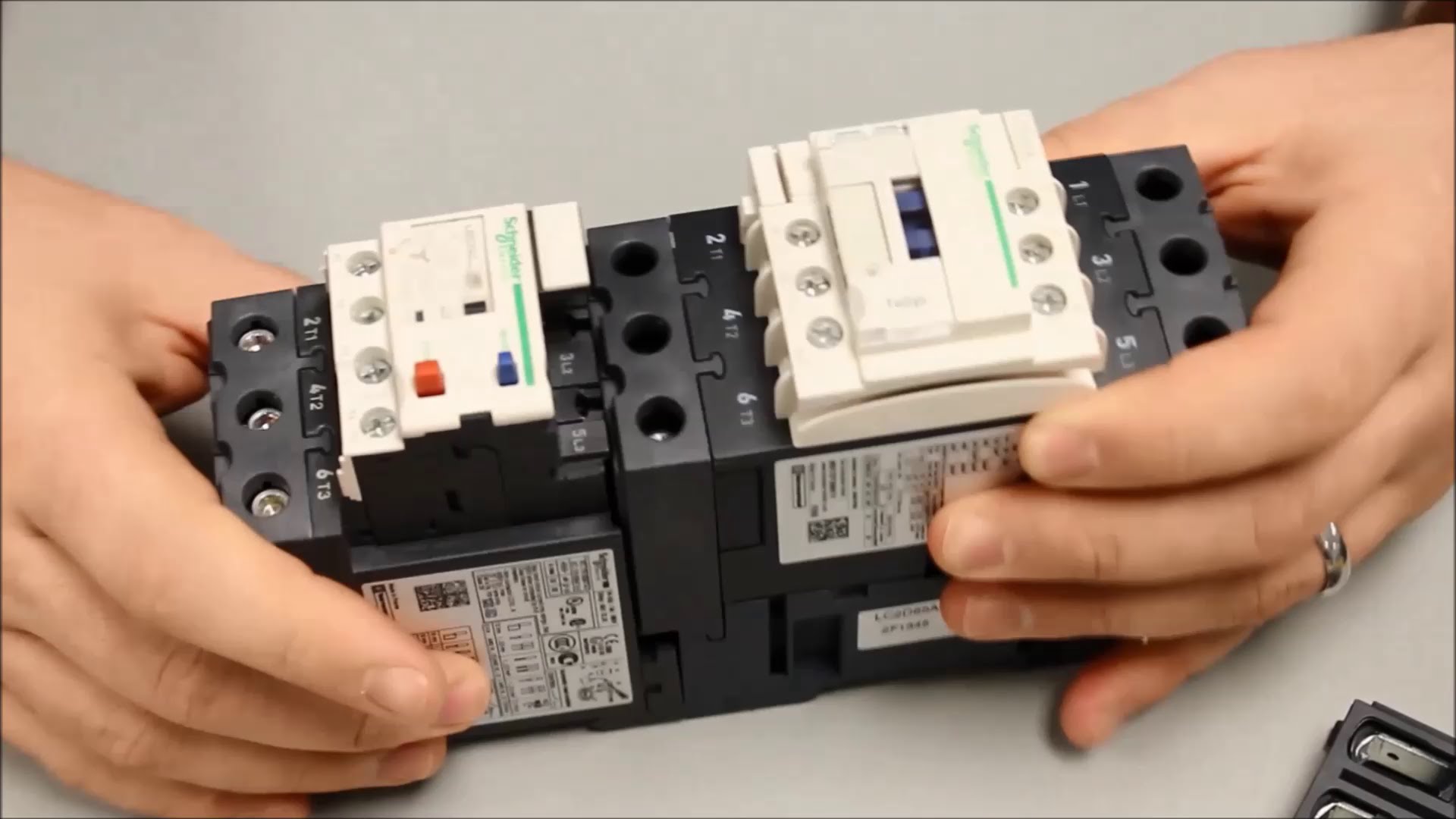 04 Un tecnico mostrando el funcionamiento de un contactor trifasico